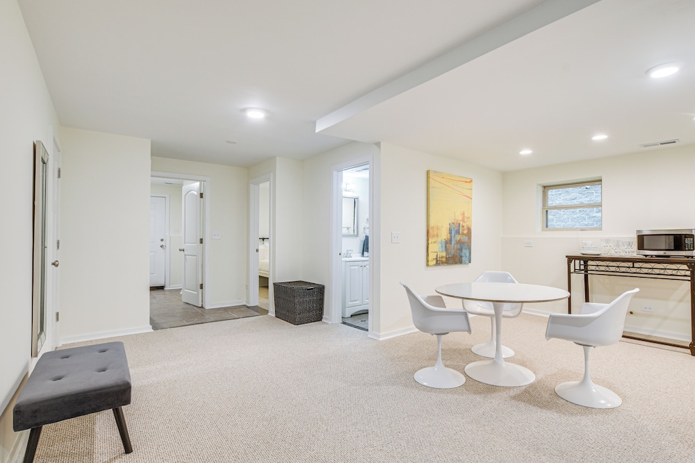 Walk to Lake Michigan: Chicago Apt w/ Deck