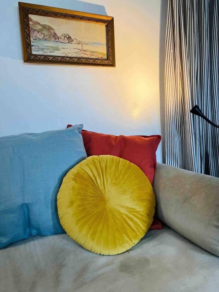 The Pepper Pot Sleeps 4 Sunlit Garden