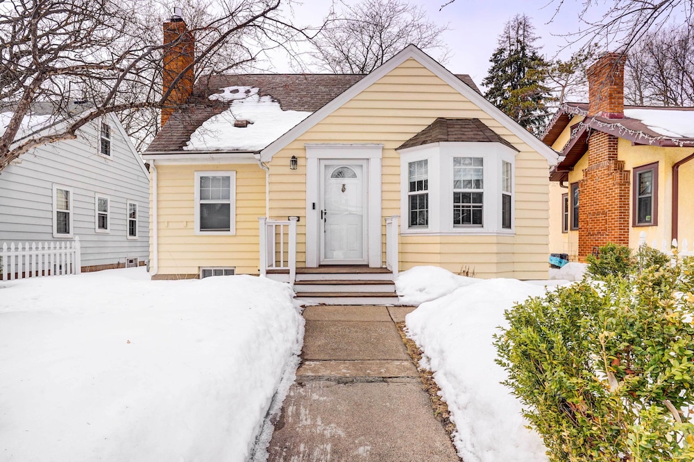 Charming Minneapolis Home < 1 Mi to Lakes! view 3