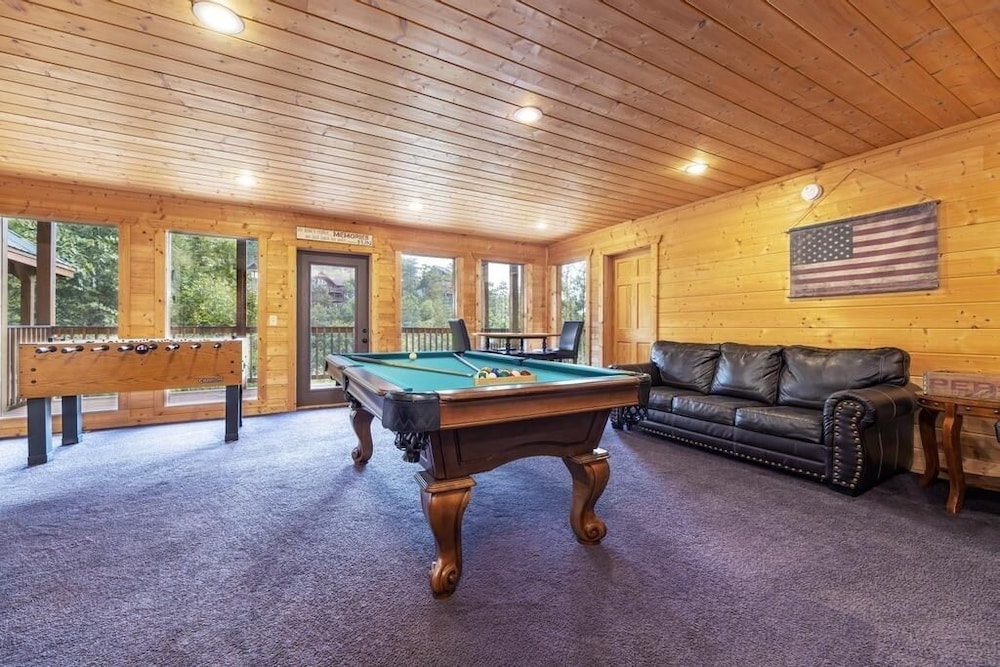 Valley View-tiful - 5 Bedrooms, 5 Baths, Sleeps 18 Home by RedAwning