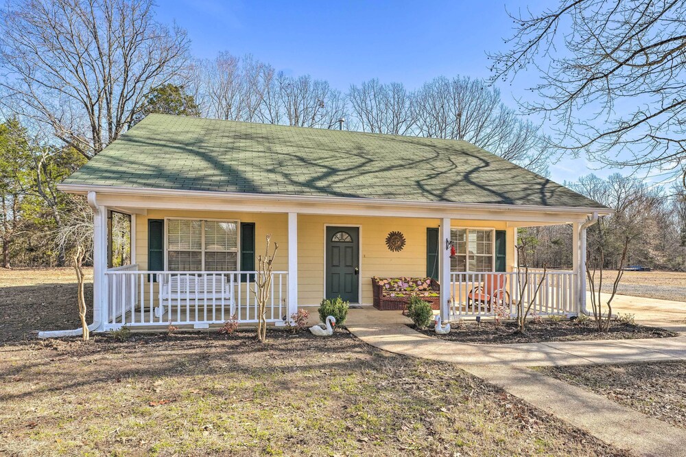 Batesville Vacations - Dog-friendly Senatobia Cottage w/ Fishing Pond! - Property Image 1