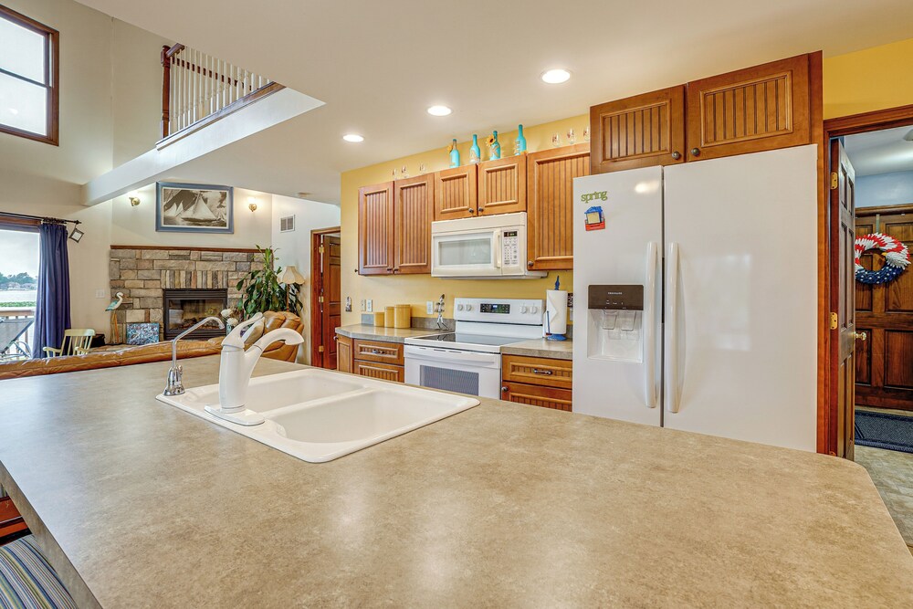 Garage Game Room, Bar: Coldwater Lake House!