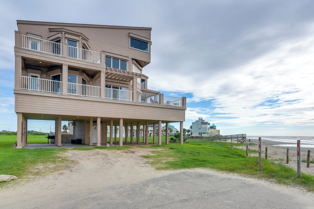 Oceanfront Galveston Beach House: Steps to Sand!