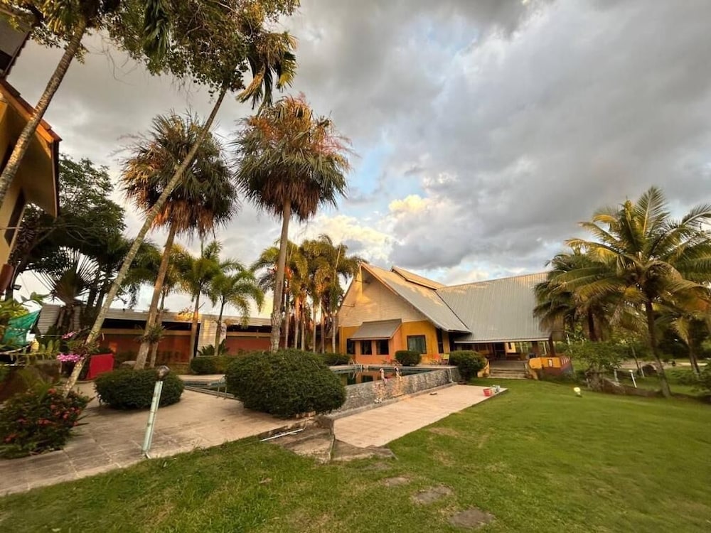 Petpumok Wangnamkhiao Hotel
