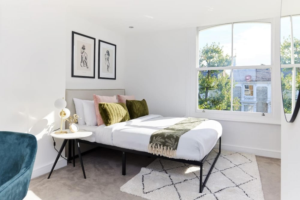 The Ladbroke Grove Crib - Elegant 2bdr Flat With Terrace