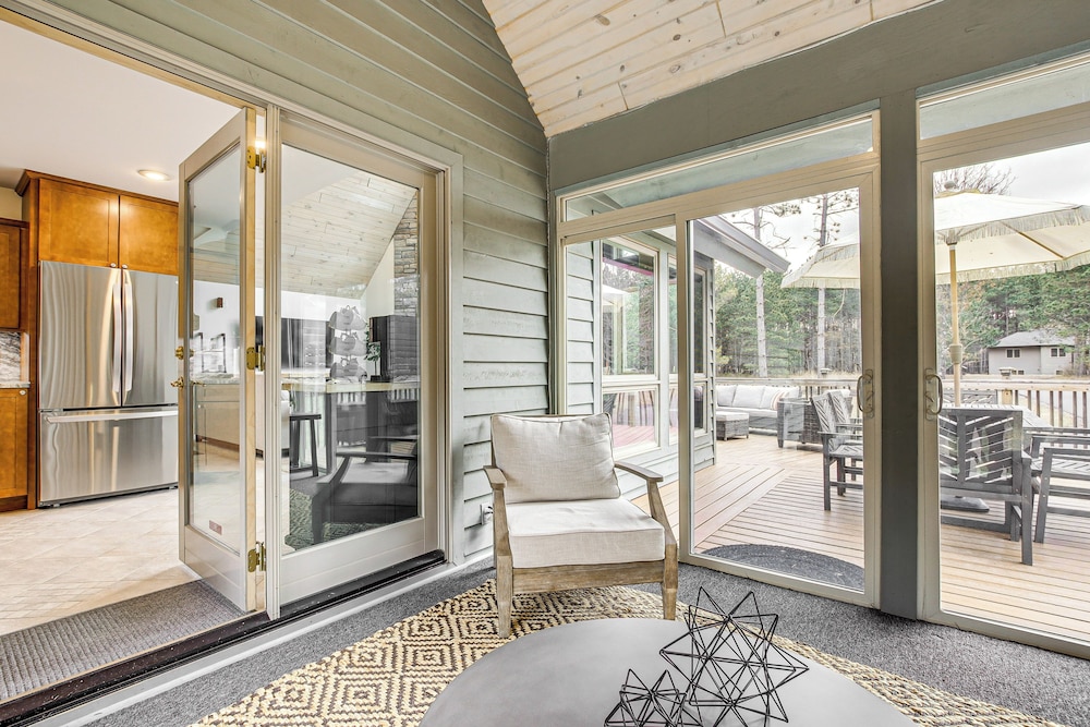 2 Mi to Sand Valley: Family Getaway w/ Deck!