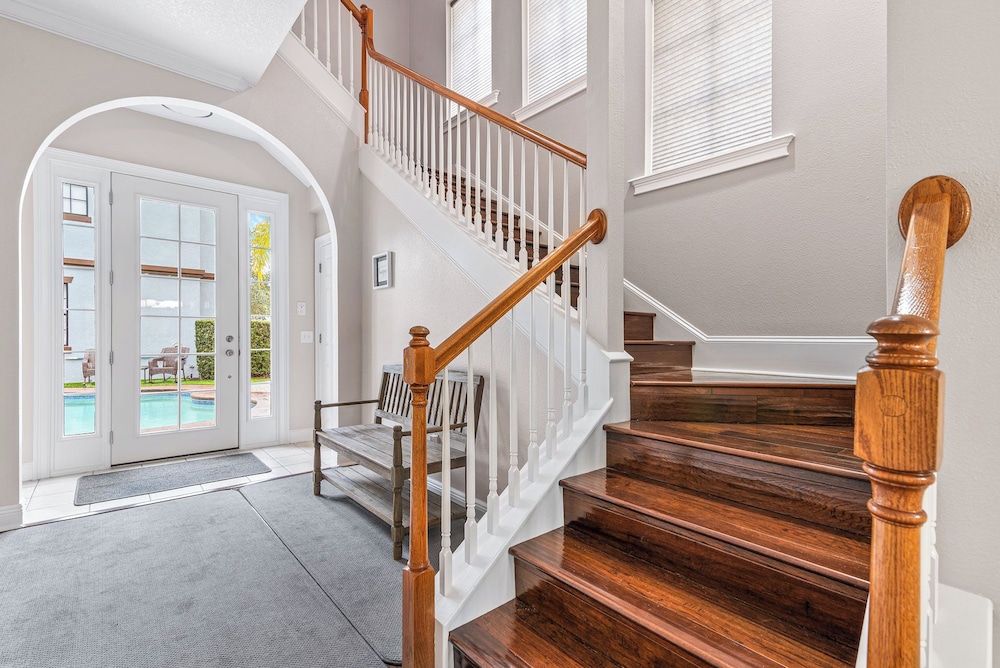 Inviting 5BR Villa in Reunion Resort