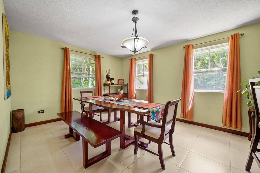Serenity Villa - 4bd by Zenbreak