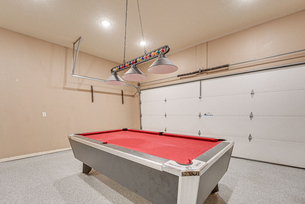 Relax Fireside: Branson West Gem w/ Hot Tub Access