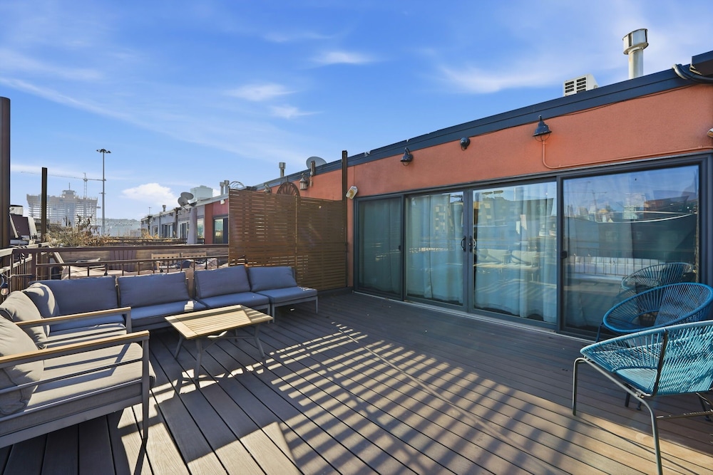 River West Modern 4-bd Home With Patio Balcony