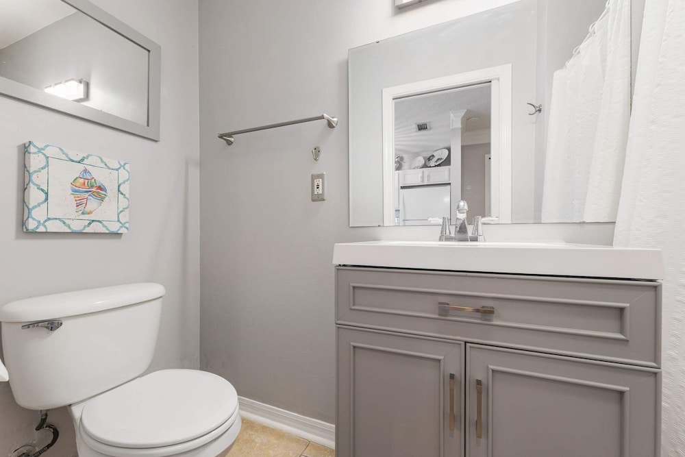 Seaside Haven: Stylish Condo, 3 Pools New Rental