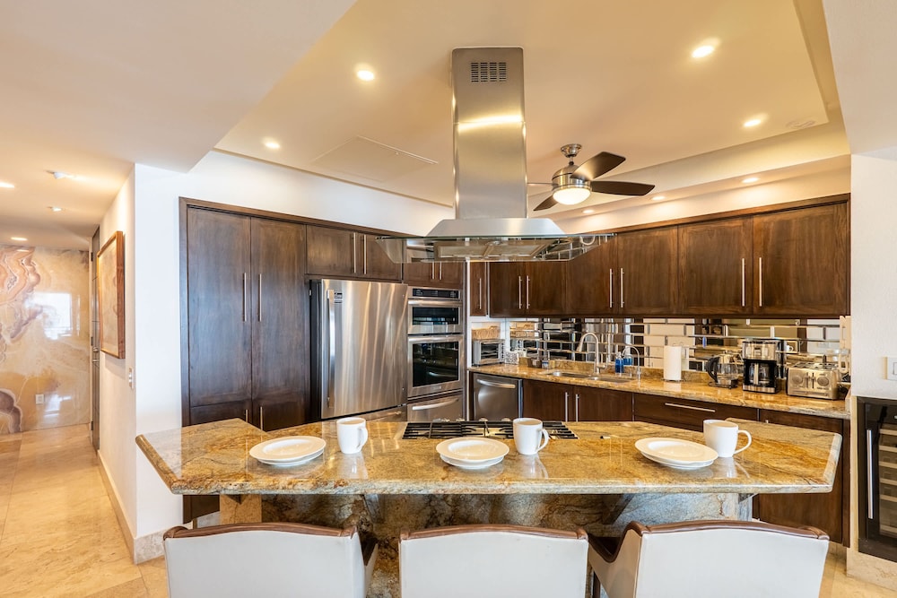Ocean Front Amazing Views and Location Sleeps 8