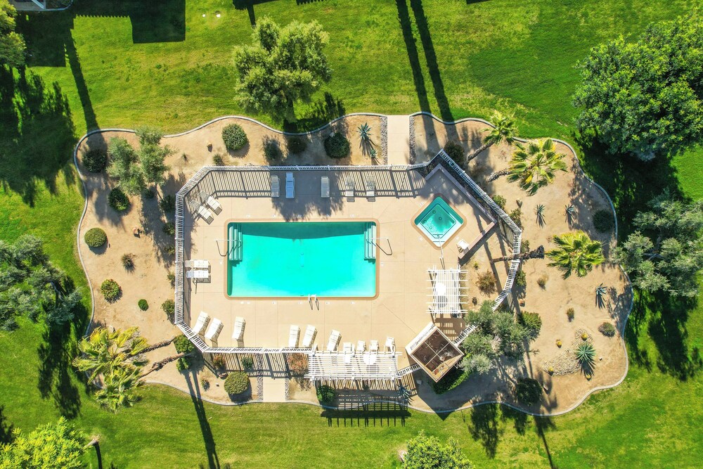 Games, Grill & Golf Course View: Palm Desert Gem!