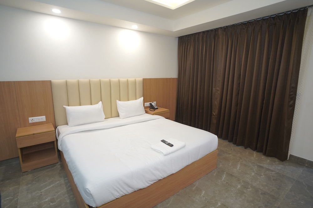 Royal Raven Hotel And Banquet
