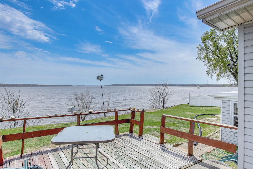 Riverfront Gem w/ Kayaks & Yard in Montrose!