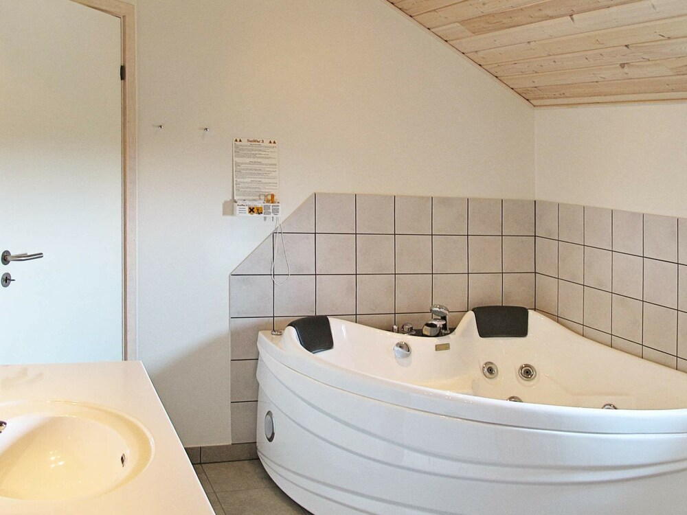 Tranquil Holiday Home in Væggerløse near Sea view 3