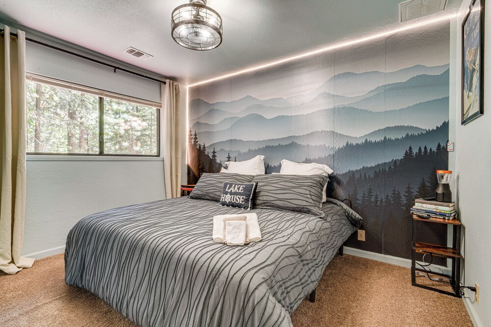 Hike & Ski! Cabin 20 Mi to Soda Springs Mtn Resort