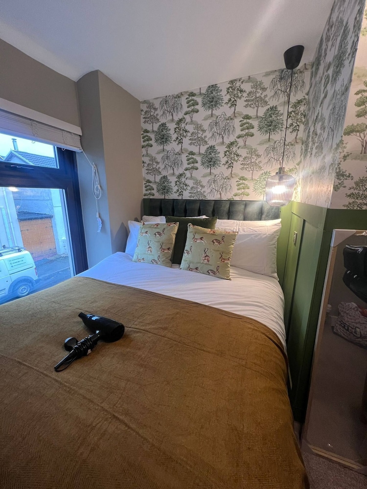 Monthly Stay 3 bed Bike Store Contractors