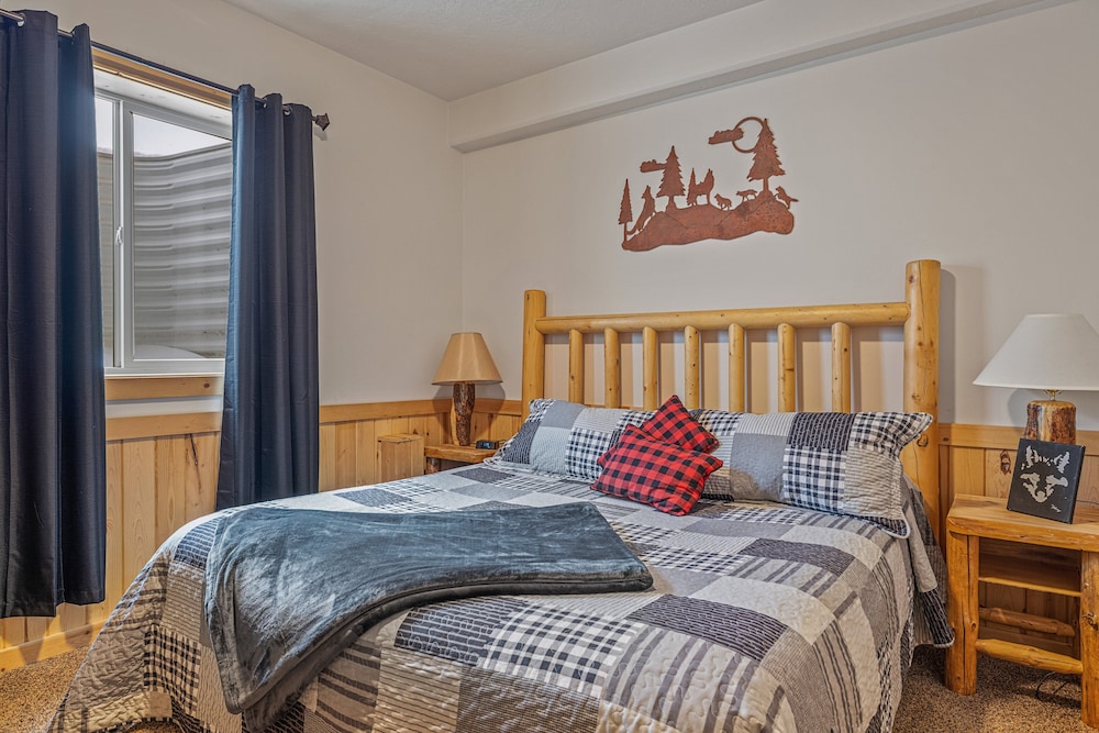 West Yellowstone Vacations - Boondockers - Property Image 1