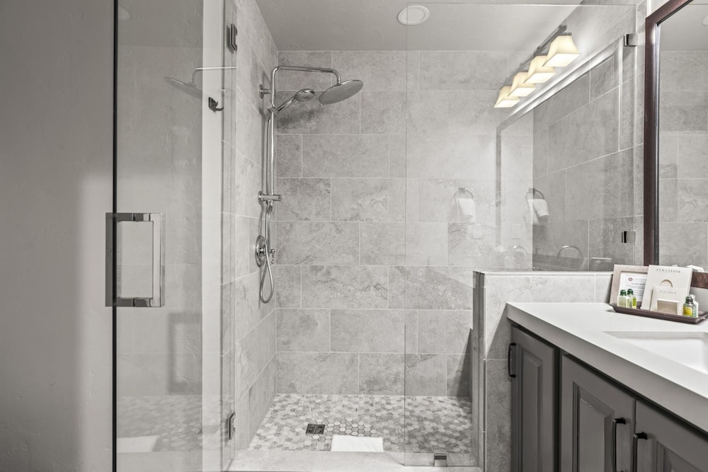 Black Bear Lodge KBM Resorts Walk to Slopes and Restaurants, Hot Tub, Elevator Access 2 Units, 4 Bedrooms BBL Ml-2744