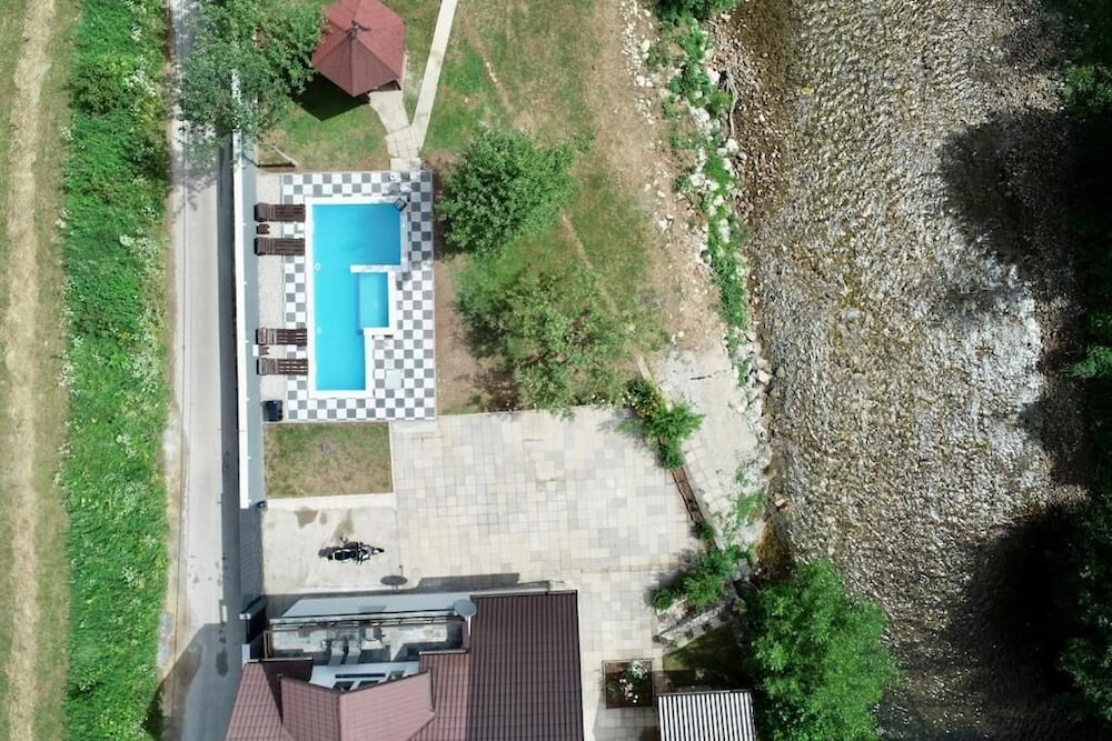 Rijeka Villa-Spacious 4BR with Pool