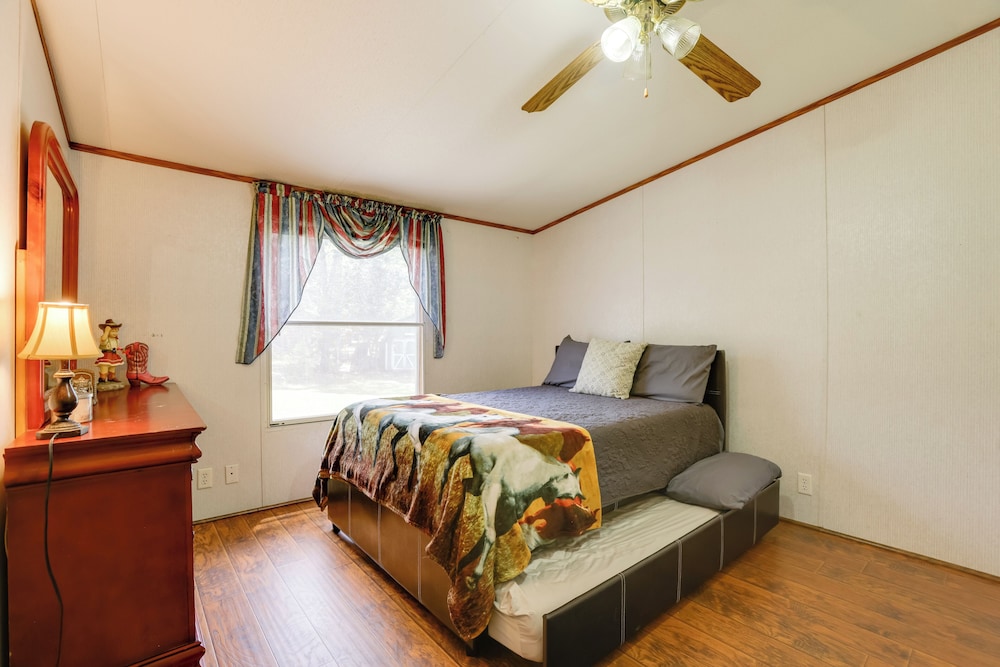 Play Games, Bike & Unwind: Cleveland Family Home!