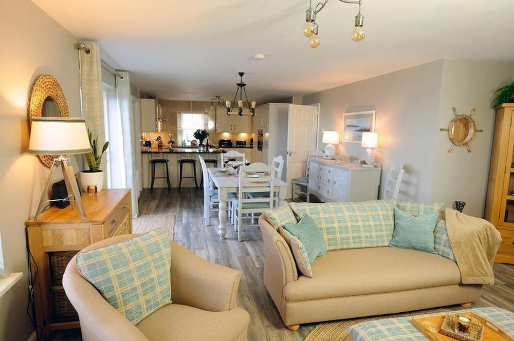 Findochty Beach House - Private Garden-beachfront