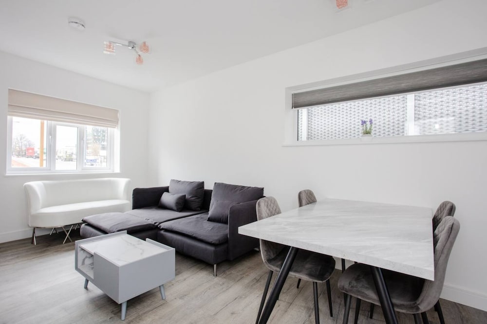 Designer 2 Bedroom Apartment in West London
