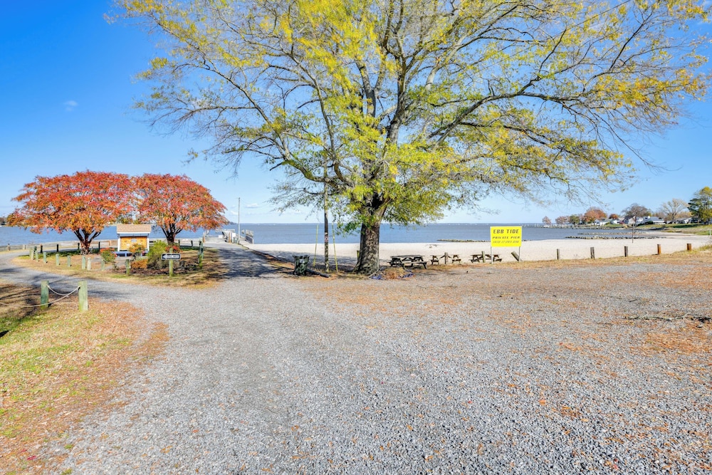 9 Mi to Colonial Beach: Charming Cottage w/ Yard!