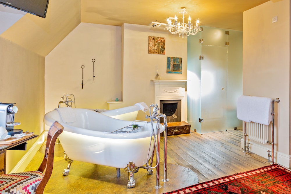 Bedford Vacations - D'Parys - Property Image 2
