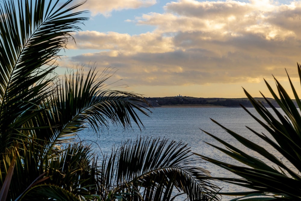 Tenby Studio Apartment - Stroll to Beach and Town