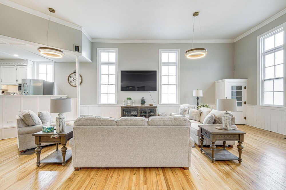 4 Mi to Lake: Unique Family Retreat in Akron Area