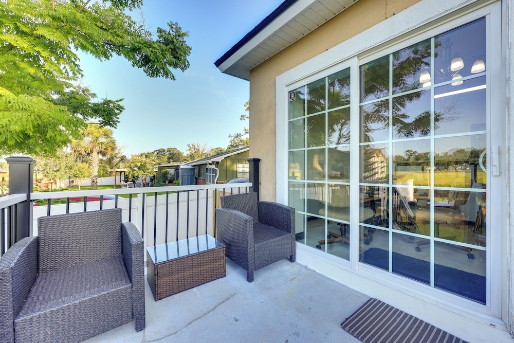 7 Mi to Dtwn Jacksonville: Riverfront Home w/ Deck