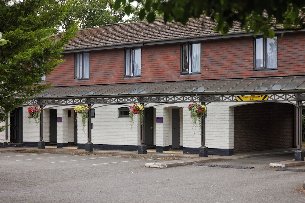 Cross Roads Hotel by Chef and Brewer Collection