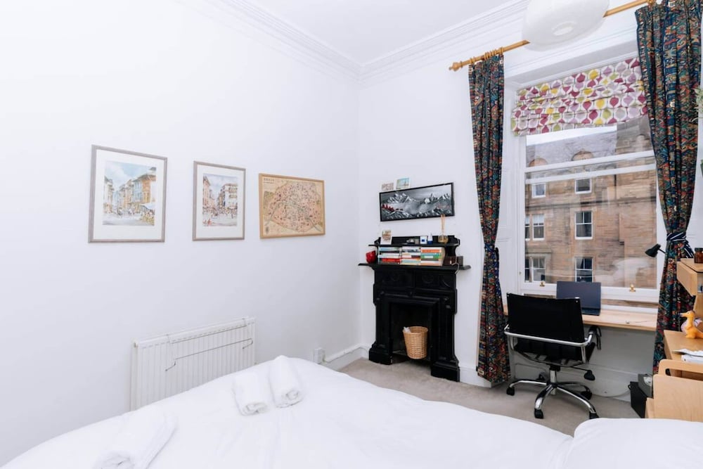 Spacious 3 Bedroom Flat in Edinburgh view 3