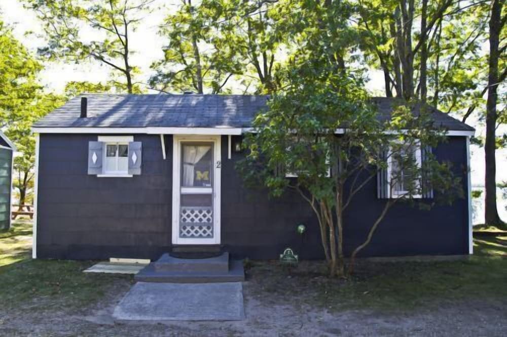 #2 - M Den 2 Bedroom Cabin by RedAwning view 4