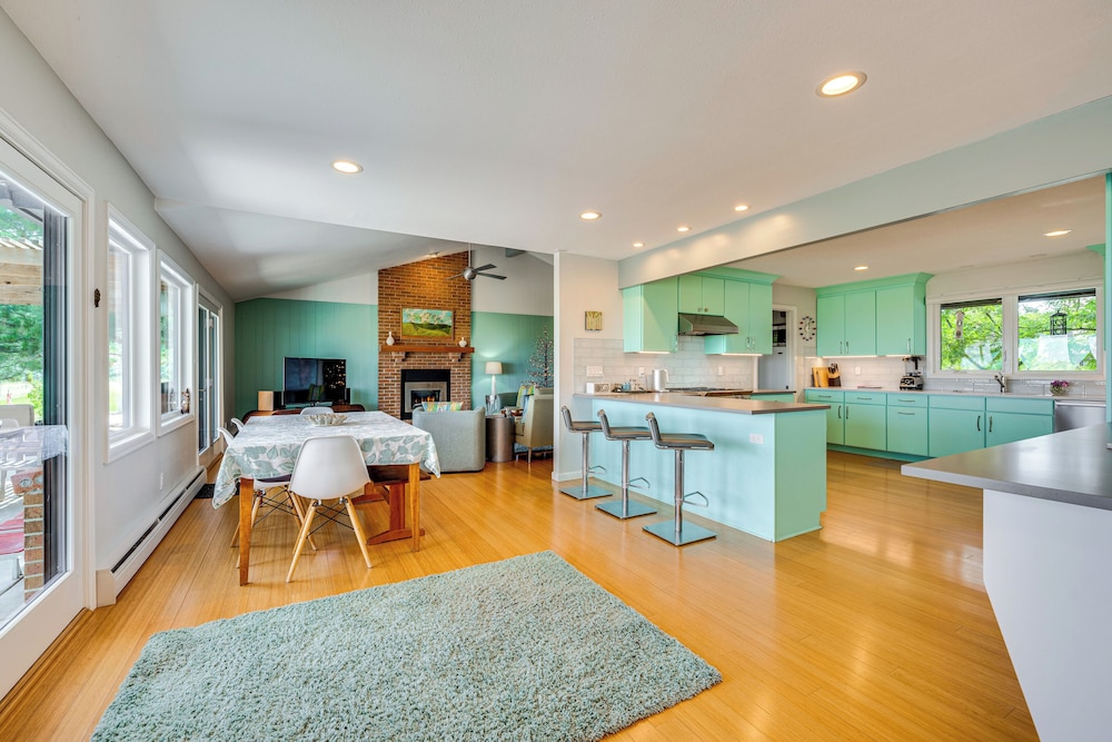 Mtn-view Home w/ Pickleball Court in Louisville!