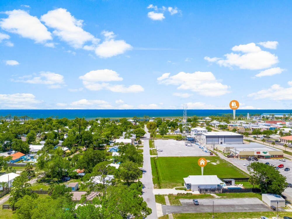 Beach House - 6th Street Retreat by PHG