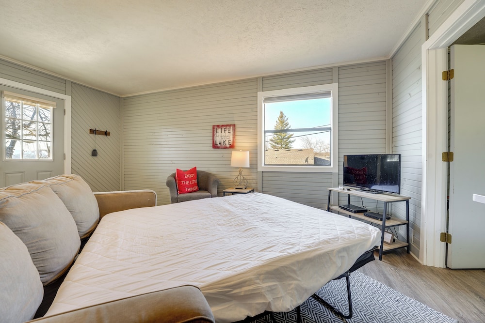 Lake Views & On-site Hiking: Cape Fair Cottage