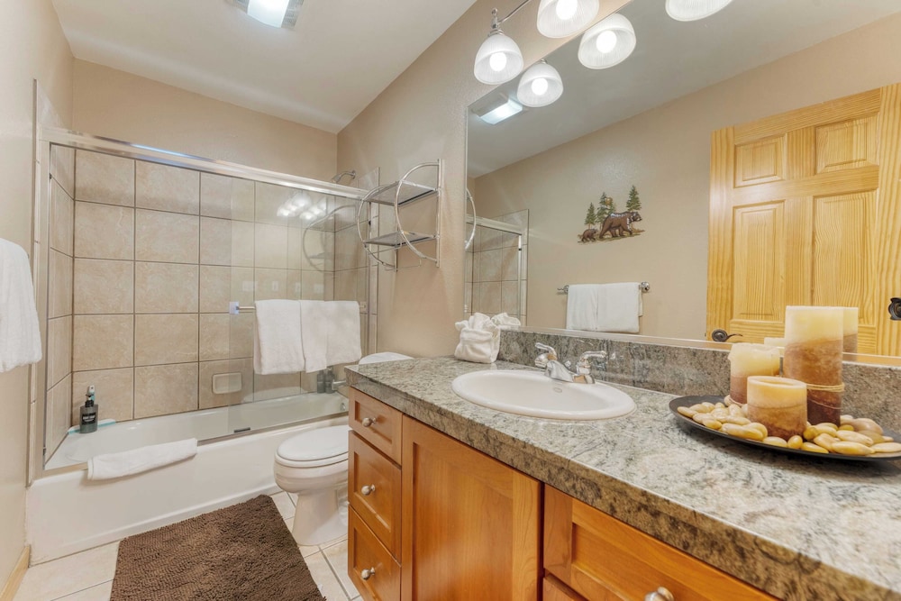 Cherry Hills Spacious Tahoe Cabin With Deck, Fireplace & Open Interiors