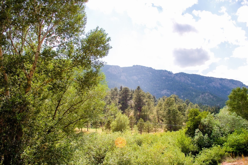 7 Bedroom on the Side of Pikes Peak on a Mountain Stream