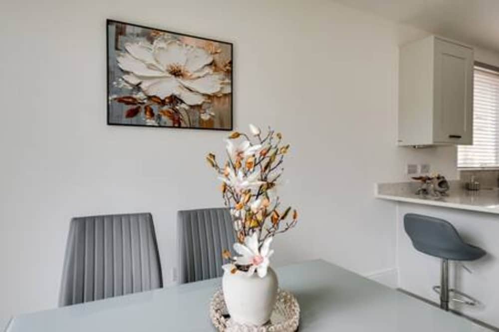 Stylish 4-br House With 3 Ensuite Free Parking