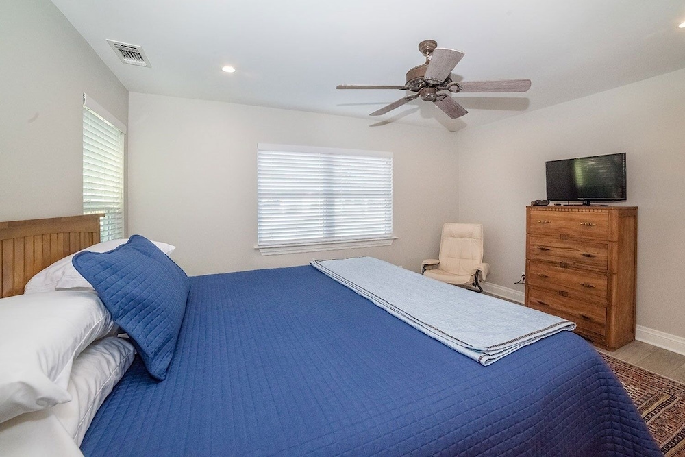 Anchorage Haus 3 Bedroom Home by RedAwning view 4