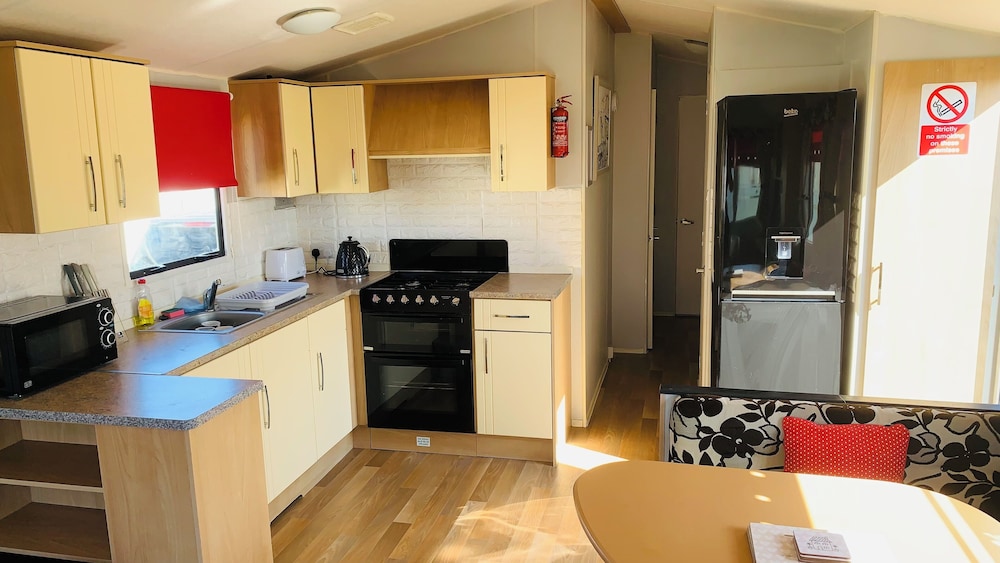 Sleeps 6, Gym, Entertainment, Pool, Beach view 5