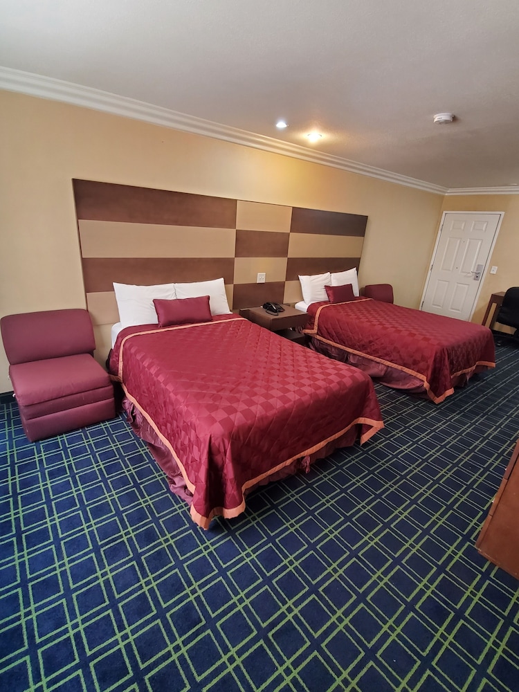 Delmonico Inn & Suites view 5