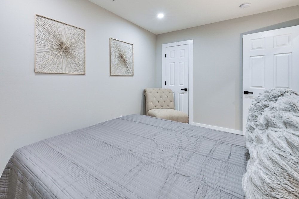 2 Mi to Uptown Charlotte: Family Home w/ Game Room