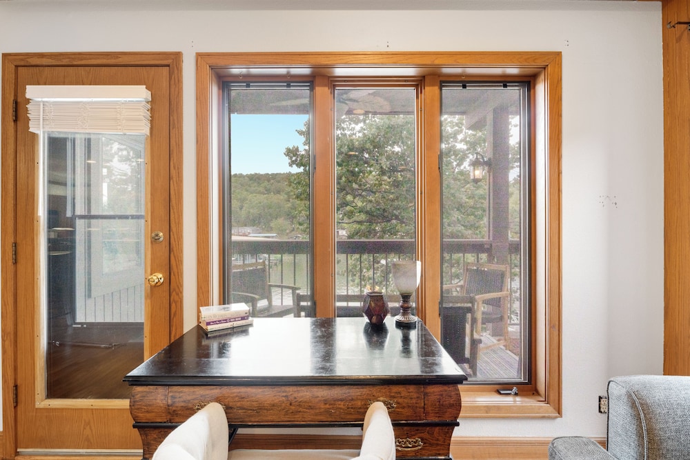 Stunning Lake Views, Pools, Wildlife, Pet-friendly