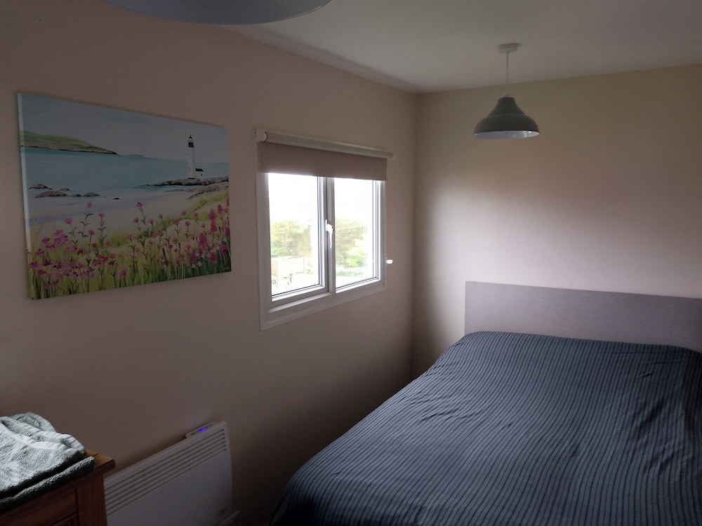 1br-garden-parking-pets-10 Mins to Beach