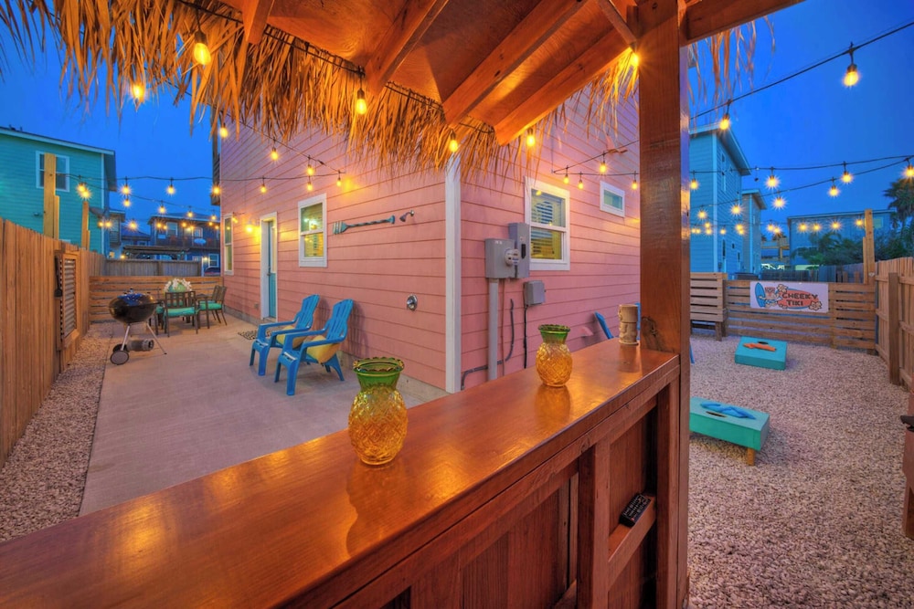 Sleeps 24, 2 Homes Pool, Backyard Tiki Bar, Fire Pit, Cornhole Walk to Beach