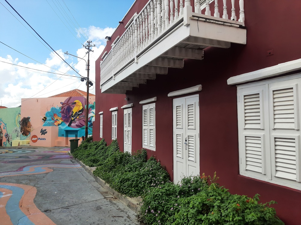 Hotel Catherine Suites - Image 1